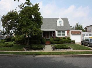 5 Seaton Pl, Valley Stream, NY 11580