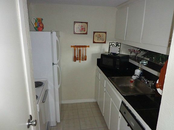 3rd image of 3913 N Hall St APT 205