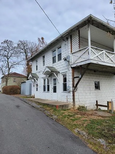 114 1/2 Cochran St photo 1