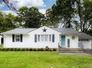 35 Oakridge Rd, Waterbury, CT 06706