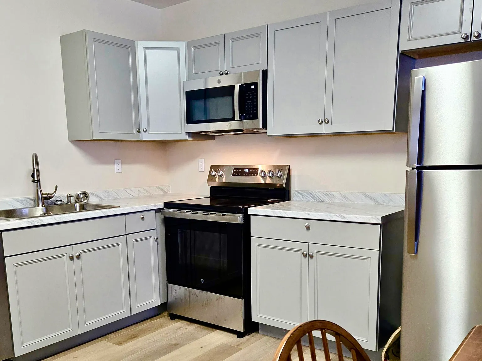 5 bed, 2.5 bath, 2078 sqft, $2,000 — Photo 3