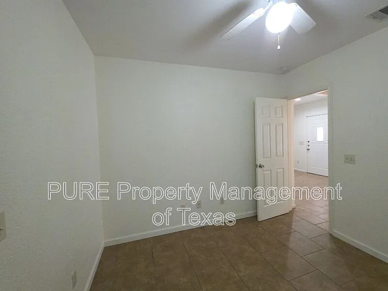 2517 E 4th St — Photo 20