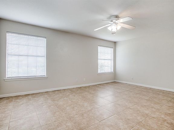 3rd image of 2416 Lakeview Cir