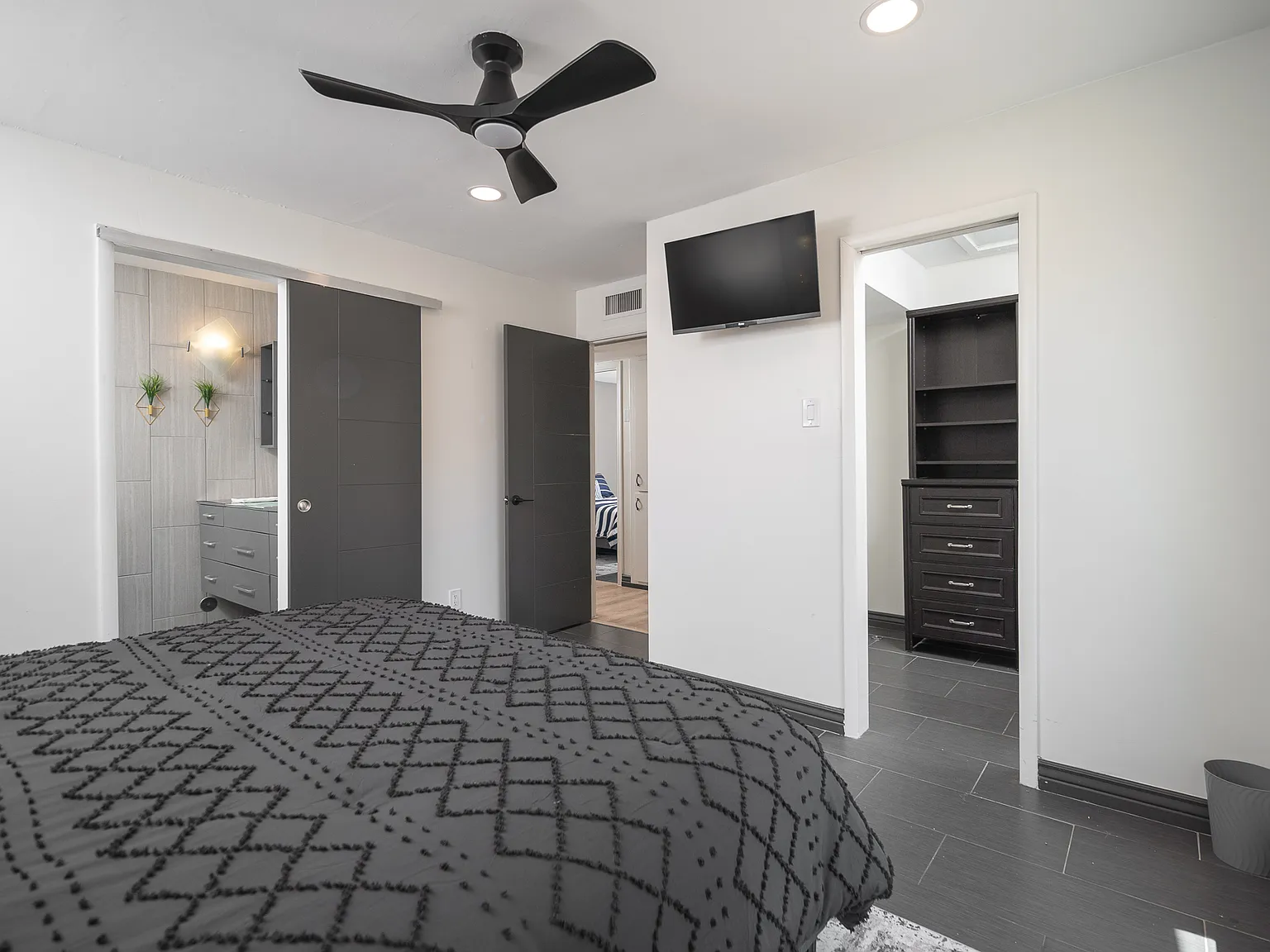 3 bed, 1830 sqft, $7,000 — Photo 2