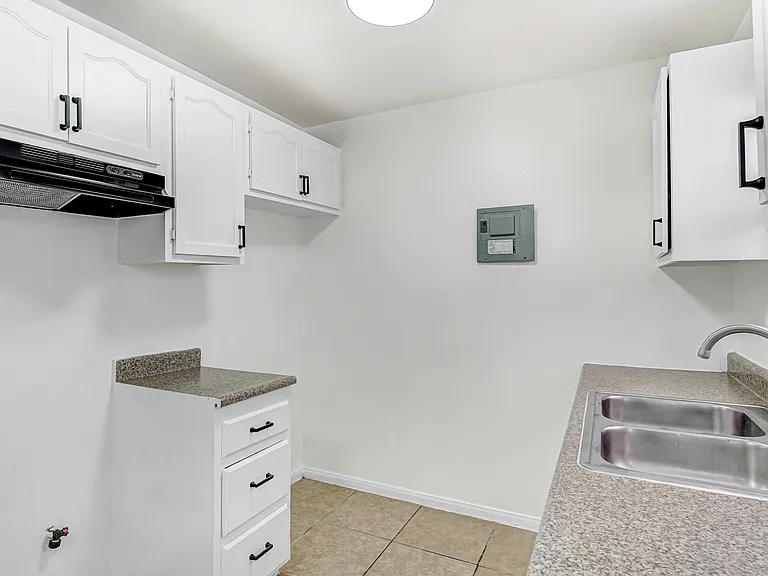 7411 S Figueroa St #1 — Photo 5