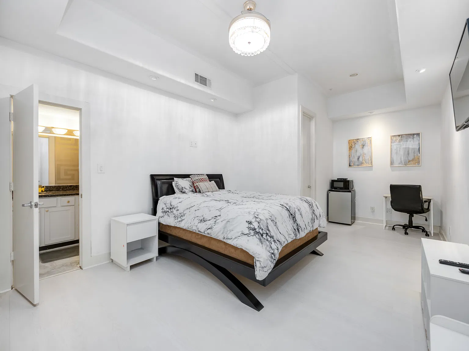 1 bed, 1900 sqft, $1,299 — Photo 1
