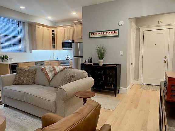 5th image of 135 Marlborough St APT 2