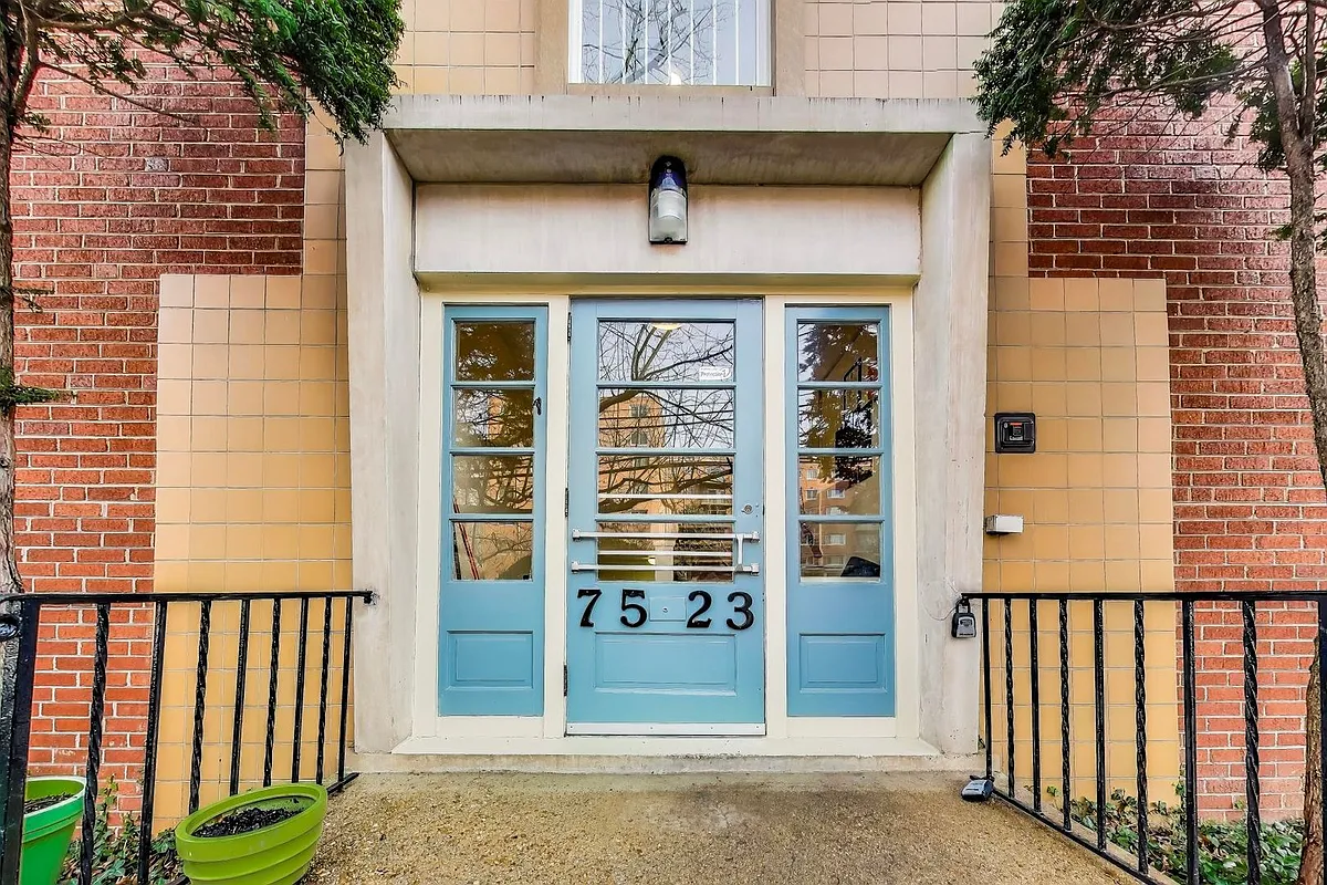 Building Photo - 7523 Maple Ave #2