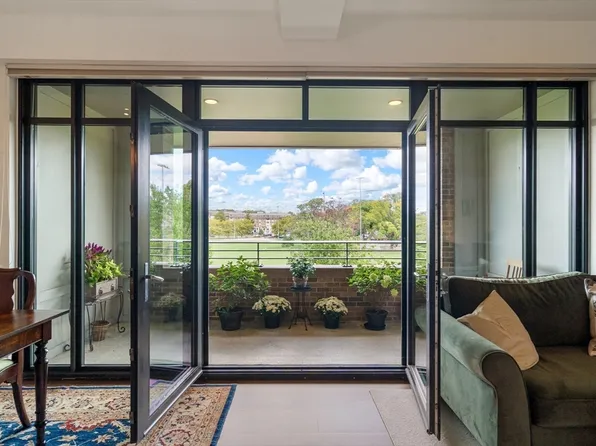 2400 Beacon St Unit 211, Chestnut Hill, MA 02467