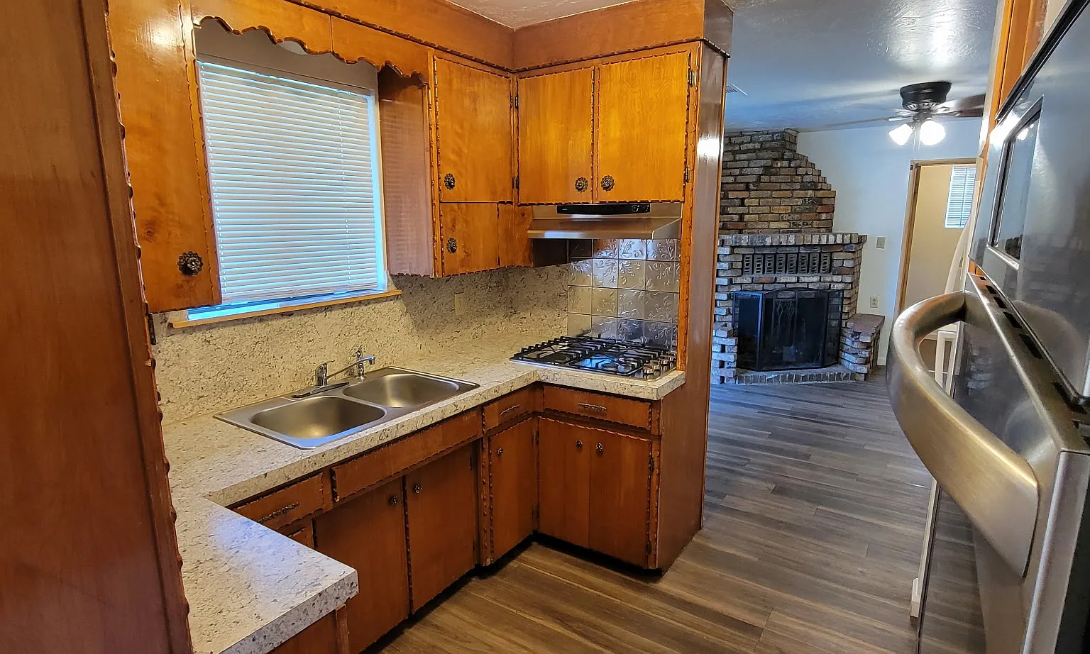 3 bed, 1.5 bath, 1550 sqft, $2,100 — Photo 3