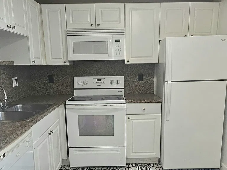 1505 Crescent Cir #B24 — Photo 3