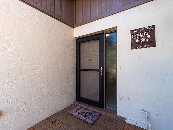 4th image of 211 Persimmon St