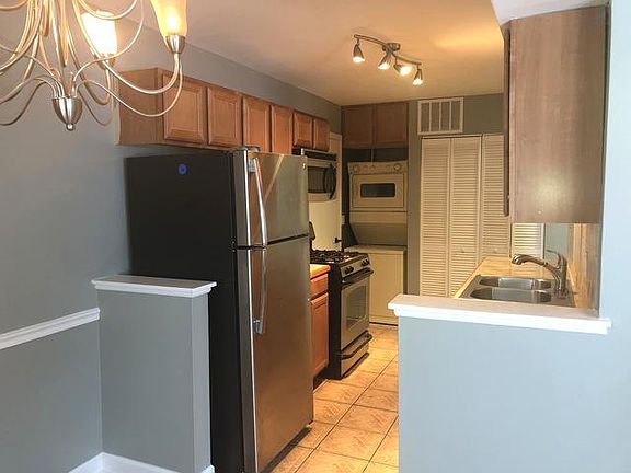 4th image of 405 N Lake Shore Dr #405