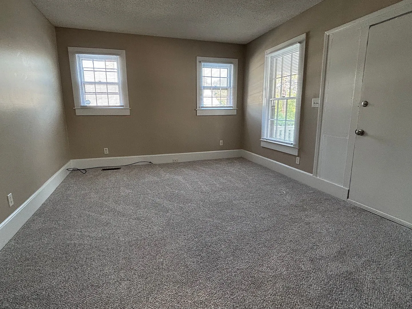 3-bedroom Close to South Elm Street — Photo 3