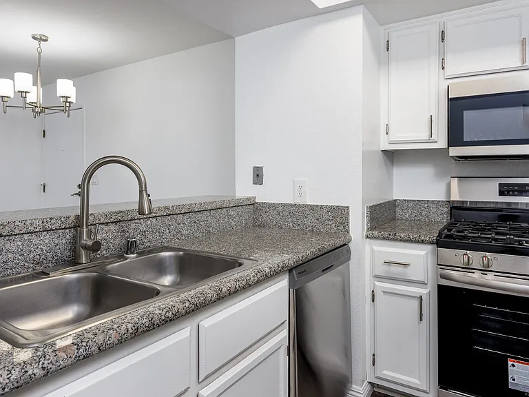Hawthorne Apartments — Photo 18