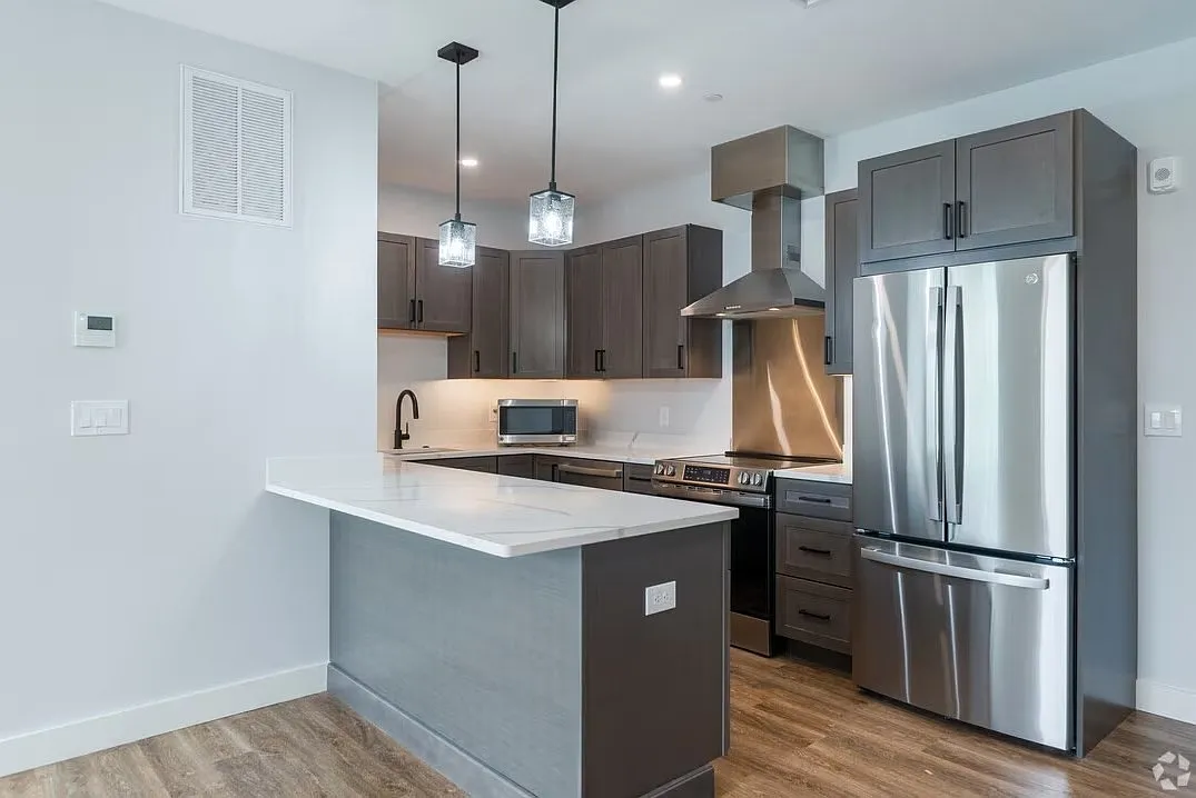 2 bed, 2.0 bath, 901 sqft, $3,600 — Photo 2