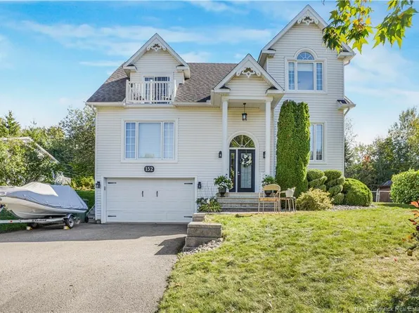152 Wiggins Dr, Fredericton, NB E3A 5N7