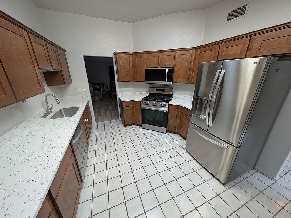 1st image of 762 W Rushwood Dr