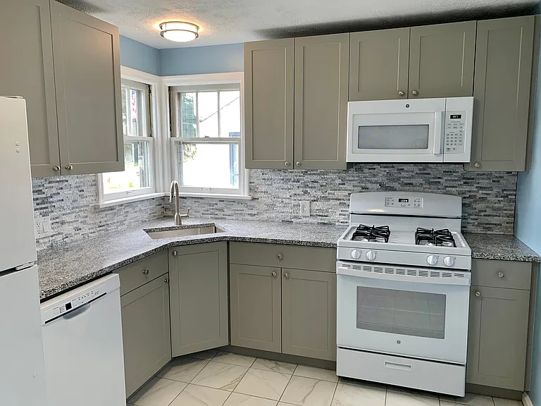 235 Everhard Rd SW — Photo 2