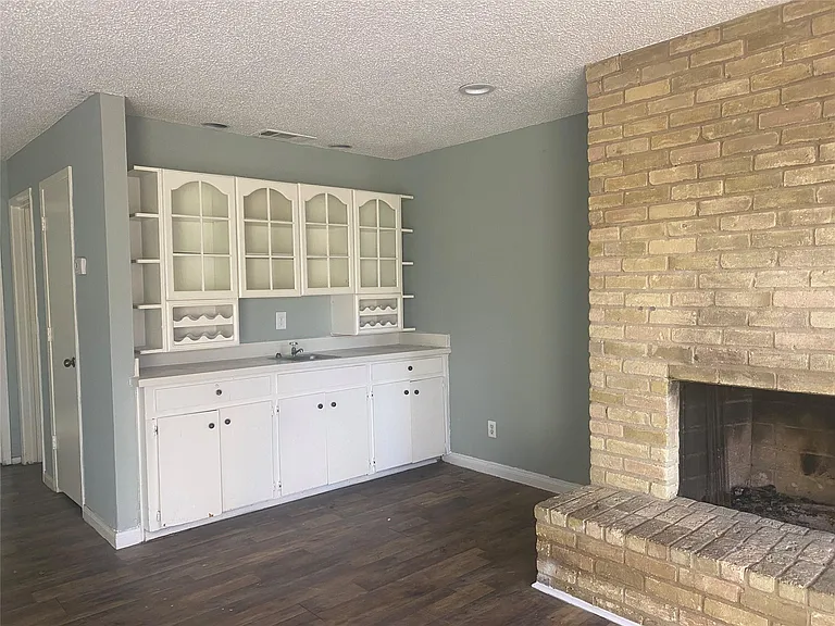 501 Towne House Ln — Photo 4
