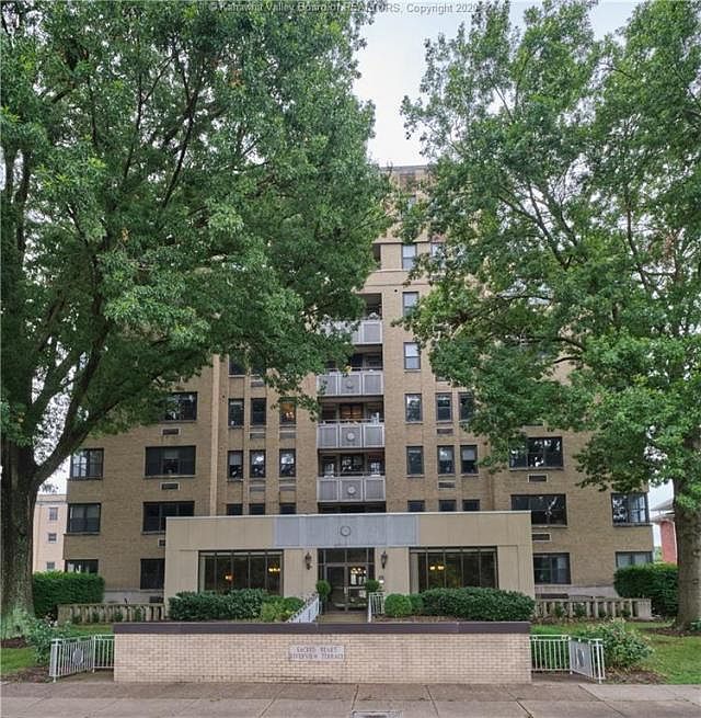 1st image of 1108 Kanawha Blvd E APT 201