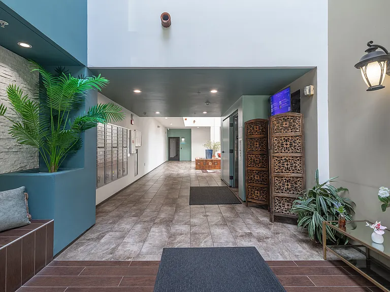 Oasis at Lake Encino — Photo 4