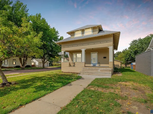 224 W 4th St, Canton, SD 57013