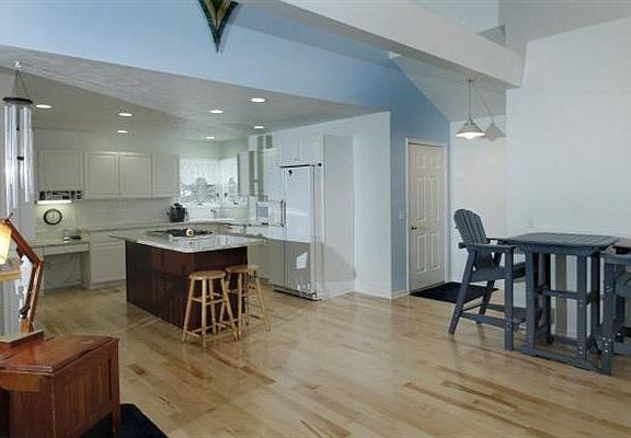 4389 Reynolds Kit-Eat Area