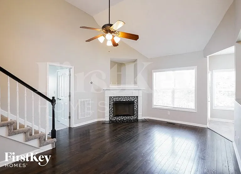 1237 Fossil Dr — Photo 3