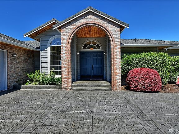 Beautiful newly sealed stamped concrete driveway