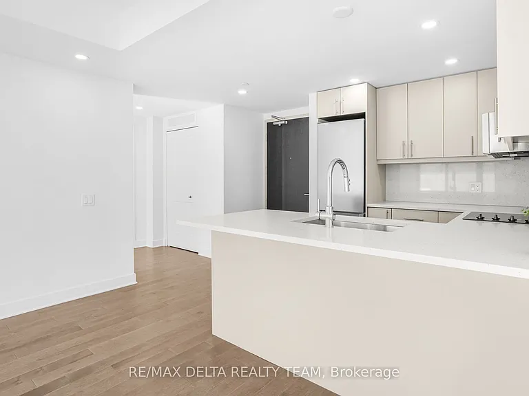 180 George St #2208 — Photo 9