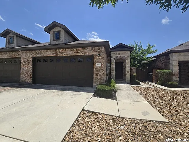 685 Creekside Cir — Photo 2