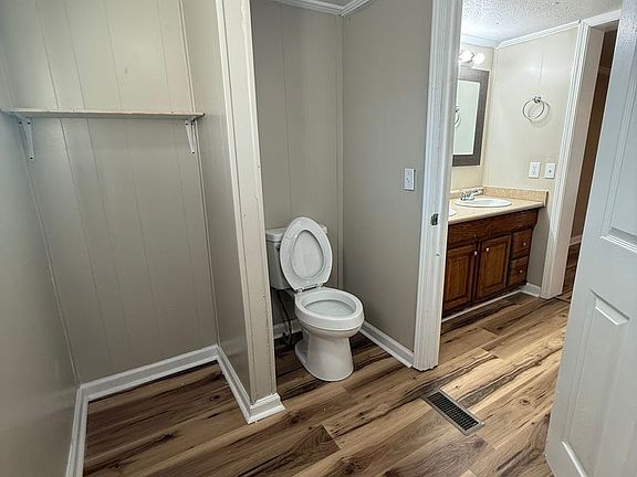 4th image of 714 Pamela Dr