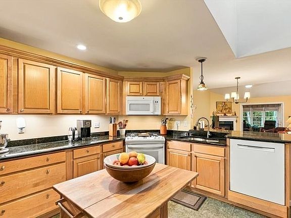 5th image of 81 Country Squire Rd