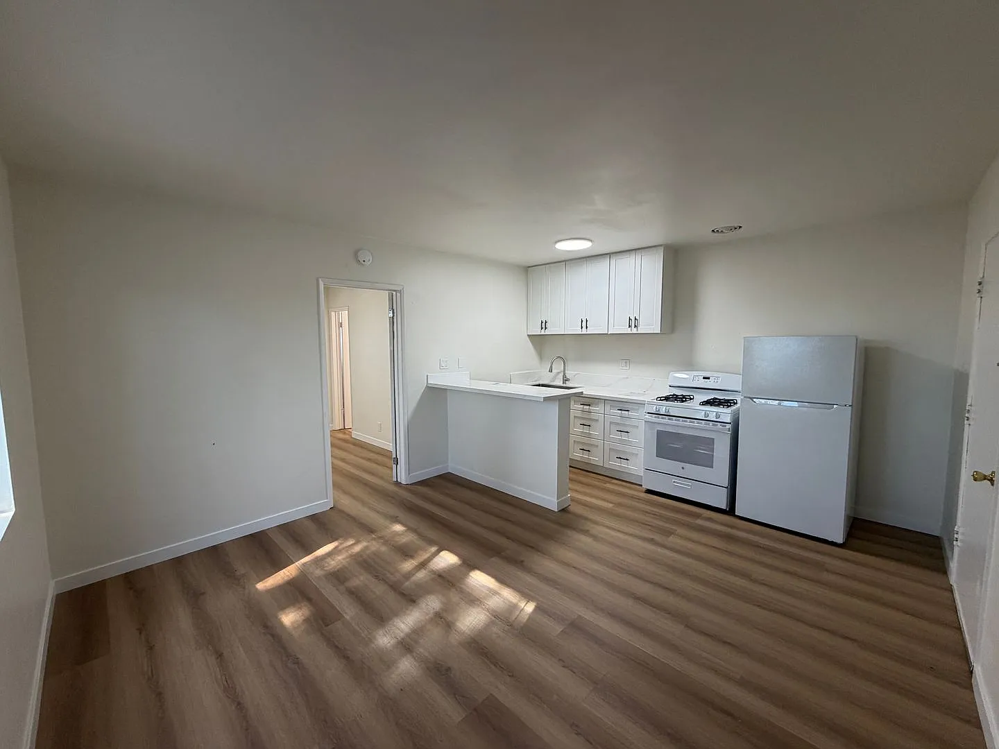968 N Loma Vista Dr — Photo 2