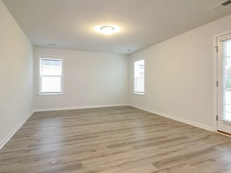 518 Whittier St — Photo 3
