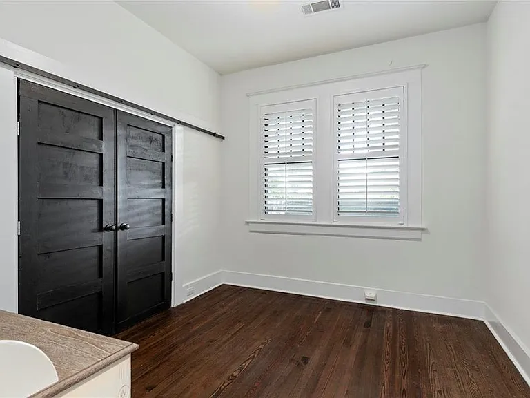 563 Parkway Dr NE — Photo 2
