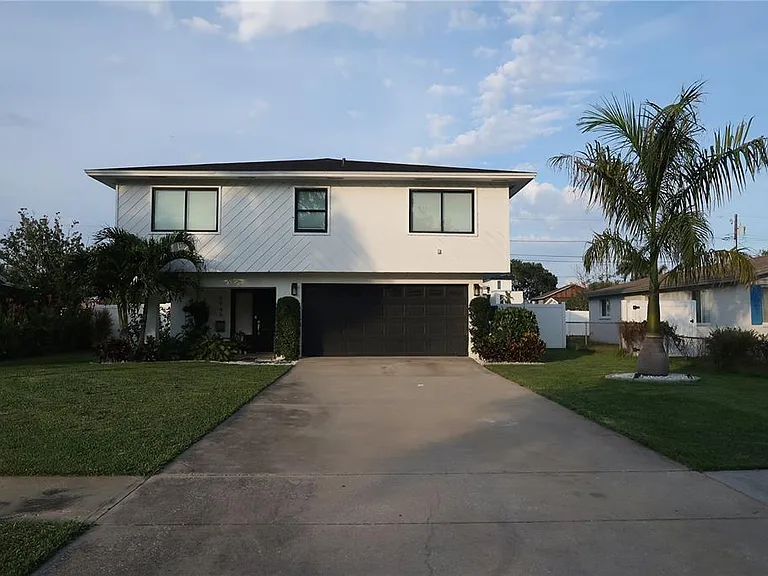 5945 Venetian Blvd NE — Photo 32