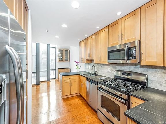 3rd image of 128 Stone Oaks Dr