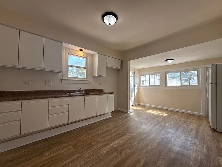 905 Vanderburgh Ave — Photo 5