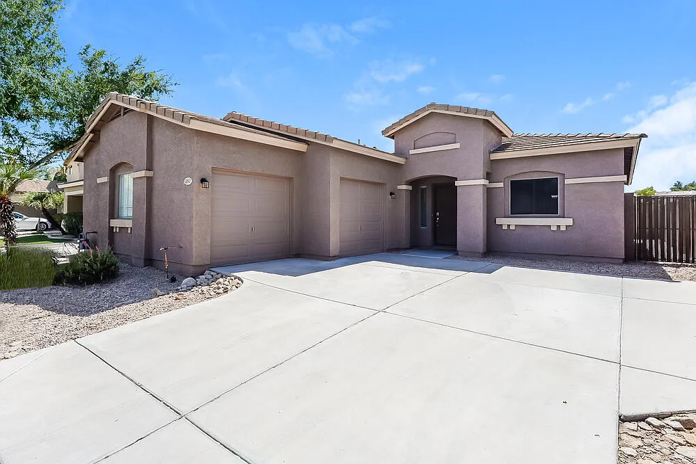 3 bed, 2.0 bath, 1346 sqft, $2,490 — Photo 1