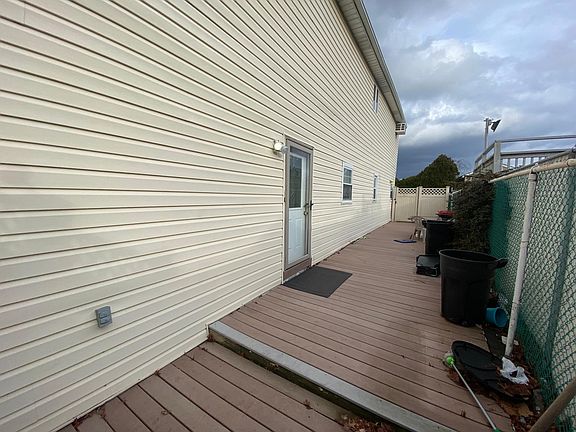 Private Entrance & Side Yard