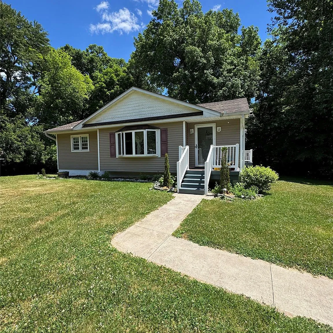 3 bed, 1.0 bath, 996 sqft, $3,000 — Photo 1