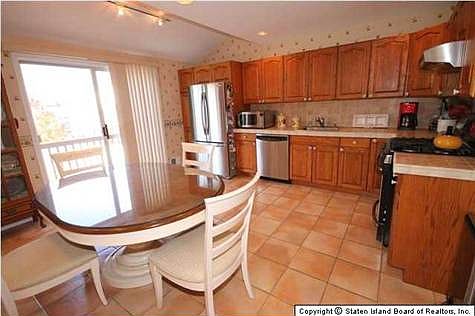 3rd image of 297 Malvine Ave