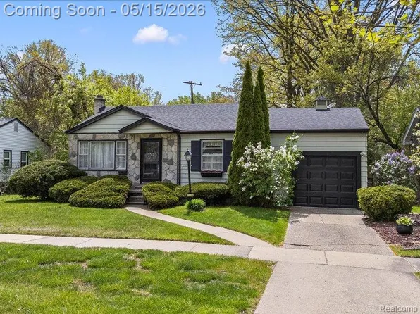 2229 E Eight Mile Rd, Grosse Pointe Woods, MI 48236