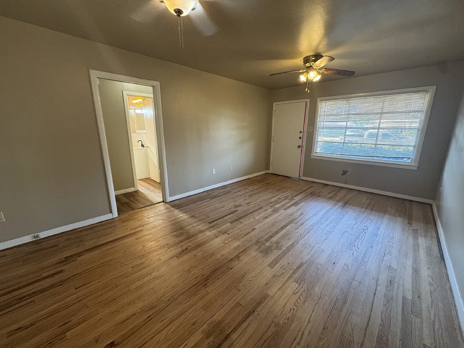 3 bed, 1.0 bath, 1212 sqft, $1,000 — Photo 2