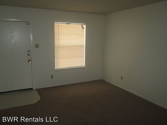 3rd image of 1706 Cedarhill Dr APT B