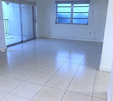 4th image of 1225 NE 124th St APT 40C