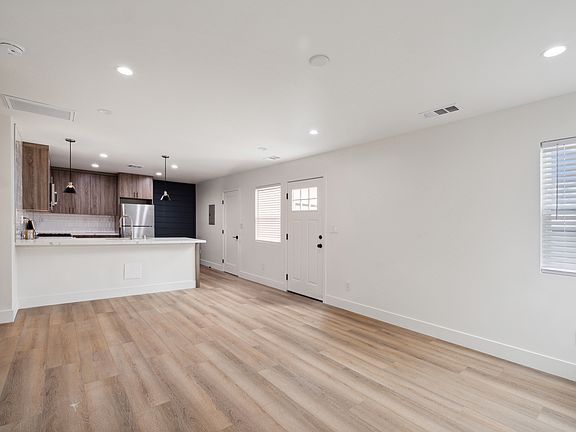 4th image of 713 N Lincoln St
