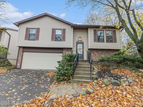2913 Roundtree Dr, Troy, MI 48083